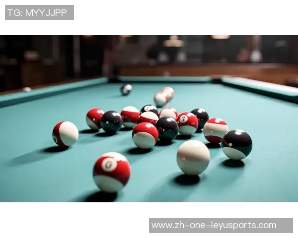 激情碰撞足球与汽车的完美结合海报展现运动与速度的魅力